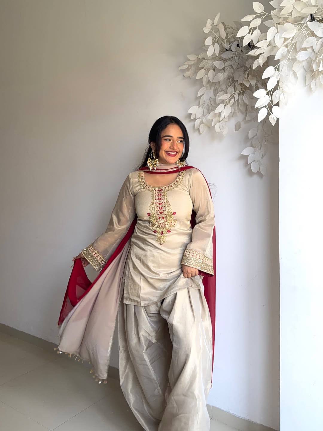 *NEW ĐĚSIGNER PARTY WEAR TOP AND FARSI SALVAR . WITH FANCY DUPPATA AND EMBROIDERY WORK*✅