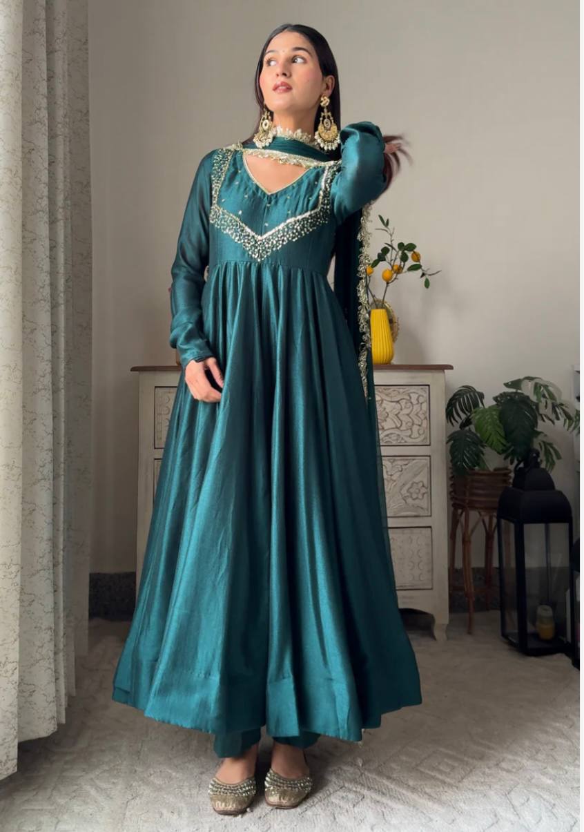 ✅*VLM LUNCHING NEW ĐĚSIGNER PARTY WEAR LOOK GOWN WITH PANT AND EMBRODARY WORK*
