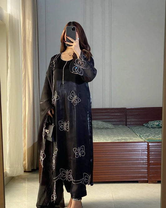 *NEW ĐĚSIGNER PARTY WEAR TOP AND PANT &nbsp;. WITH FANCY DUPPATA AND EMBROIDERY WORK*