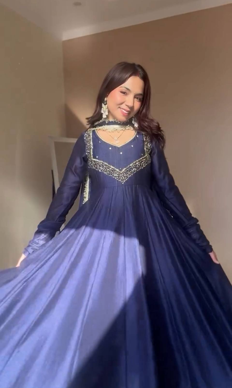 *VLM LUNCHING NEW ĐĚSIGNER PARTY WEAR LOOK GOWN WITH PANT AND EMBRODARY WORK*